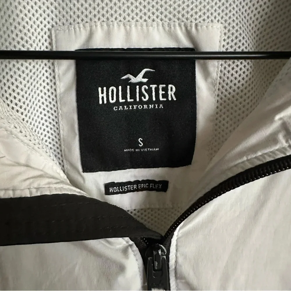 Hollister White windbreaker zip up. Small‎